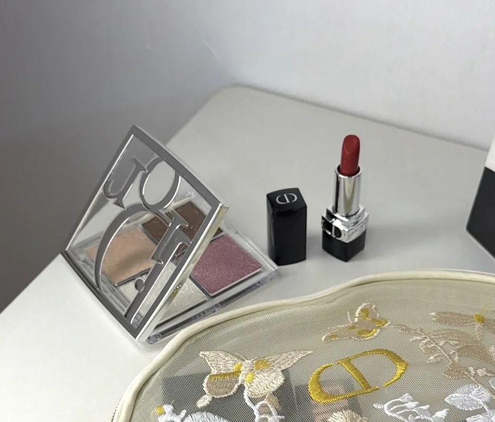 Dior حمره