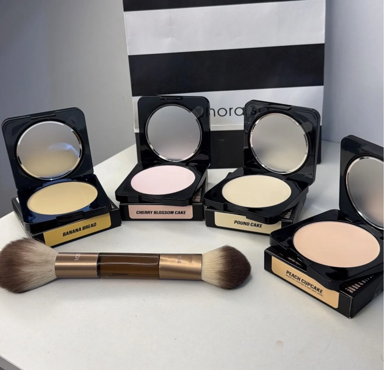 Huda beauty كومباكت باودر